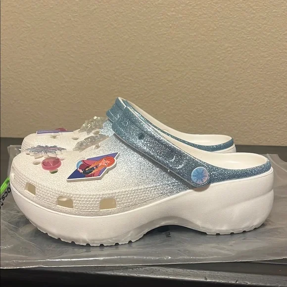 BNWT CROCS Frozen Platform Clogs Women Size 8 - Picture 2 of 11